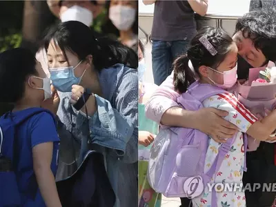 코로나19가 만든 초등학생 부모님들의 마스크 '뽀뽀'