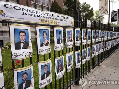 '코로나19 여파' 졸업식 무대로 변한 학교 담장