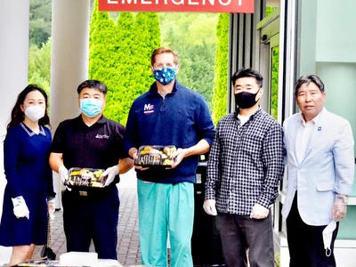 〈사진〉안보협 등 귀넷메디컬 센터에 도시락 전달