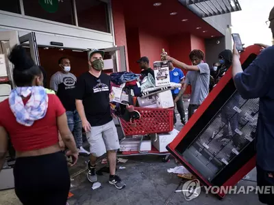 경찰에 목눌려 흑인 숨지자 성난 시위대 ‘유혈폭동’ 파문확산
