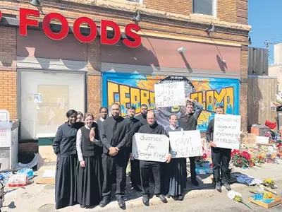 교회의 ‘찬송가 시위 영상’ 큰 반향