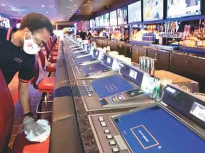 라스베가스에 다시 인파…“바닥 지나도 긴터널 남아”