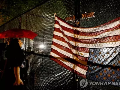 백악관 접근 차단 울타리에 거꾸로 내걸린 성조기
