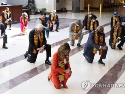 의사당서 8분46초 무릎꿇은 민주 의원들…"참을수없는 긴시간"