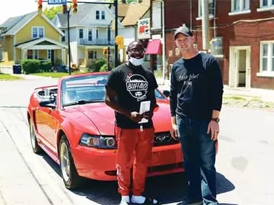 스포츠카·대학장학금 받은‘착한 소년’