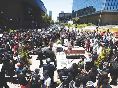 플로이드 고향서 마지막 추도식