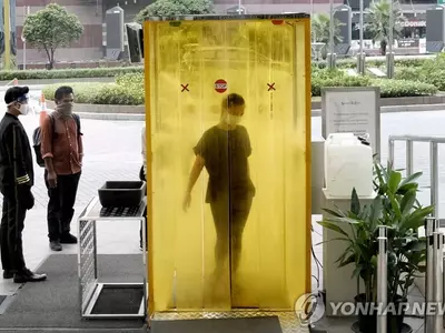 인도네시아 쇼핑몰 앞의 코로나19 소독시설