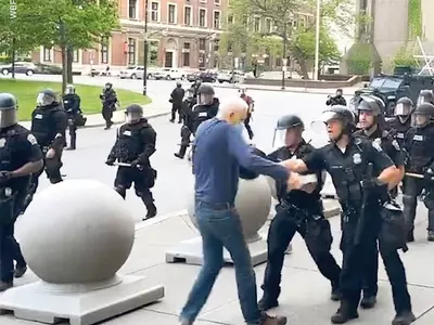 트럼프, 경찰에 다친 노인 음모론 제기했다 역풍