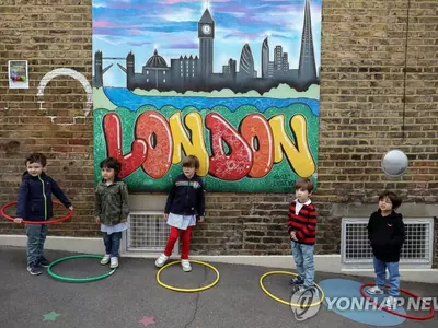 훌라후프로 코로나19 거리두기 지키는 영국 어린이들