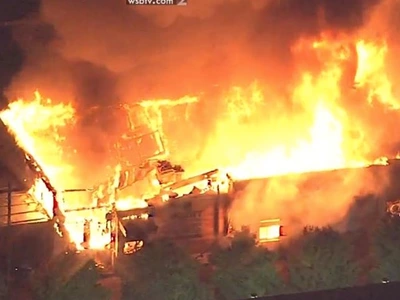 시위대 사건 현장 웬디스 불태워