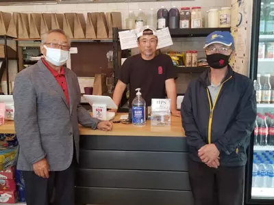 외식협 한인피해업소 방문 성금 전달