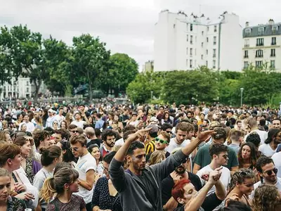 “코로나19 안중에도 없나”… 음악축제에‘북적북적’