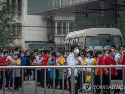 베이징 12일째 코로나19 초비상…핵산검사 300만명 육박