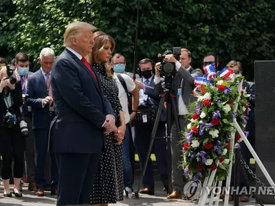 트럼프, 워싱턴 한국전기념비 찾아 헌화…엄숙히 거수경례