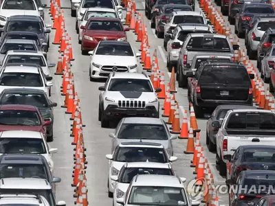 코로나19 급증하자 길어진 플로리다주의 검사 대기 행렬