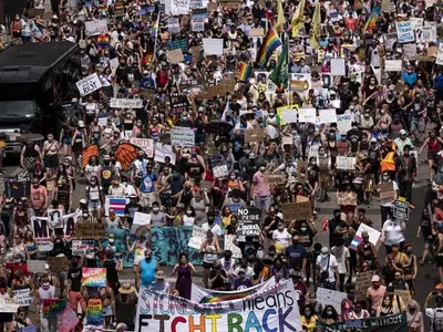 성 소수자 인권ㆍ인종차별 규탄 행진 벌이는 미국 시위대