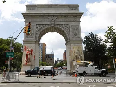 빨간 페인트 뒤집어쓴 뉴욕 조지 워싱턴 조각상