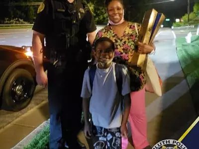 둘루스 백인 경찰관 긴급상황 흑인 모자에 선행