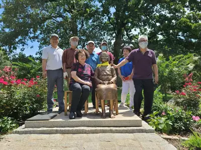 〈사진〉건립위 소녀상 건립 3주년 맞아 꽃단장
