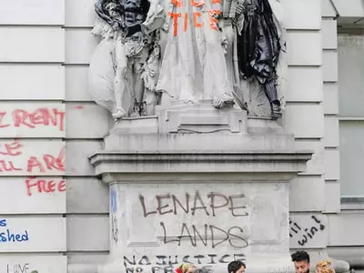 인종차별 시위대 뉴욕시 법원입구 조각상에 낙서