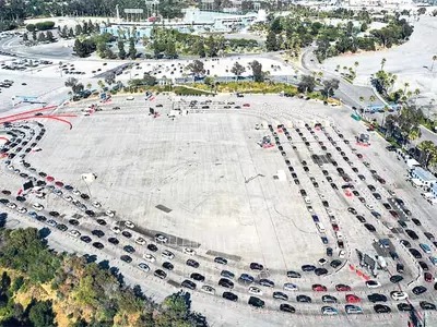 LA 다저스타디움의 코로나19 검사 대기 차량