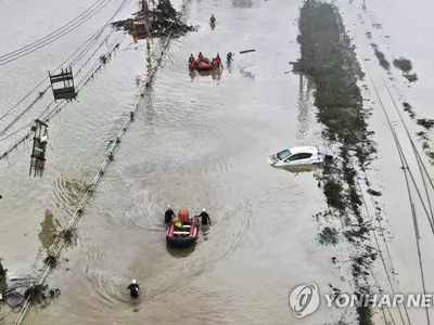 일본 구마모토현 폭우 고립지역 구조되는 주민들