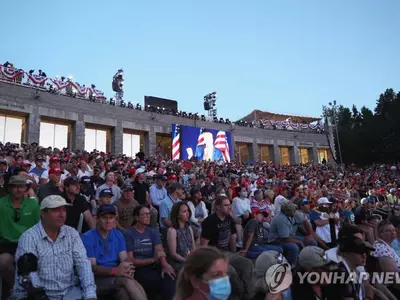 마스크도 사회적거리도 무시한 트럼프 관중