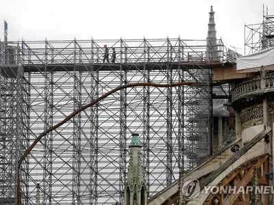 노트르담 대성당 복원공사 벌이는 일꾼들