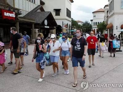 '마스크는 필수, 미키마우스 포응은 안돼'…어색한 디즈니월드