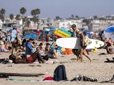 코로나19에도 인파로 붐비는 미국 해변