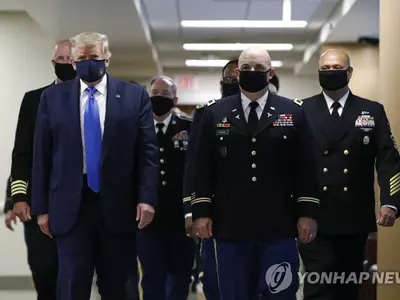 마스크 쓰고 군 병원 방문한 트럼프