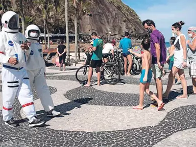 우주인 복장 활보… 알고보니‘ 코로나 방역