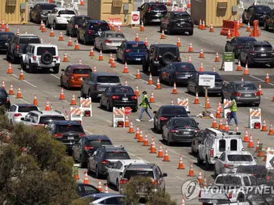LA 다저스타디움 앞에 늘어선 코로나19 검사 차량