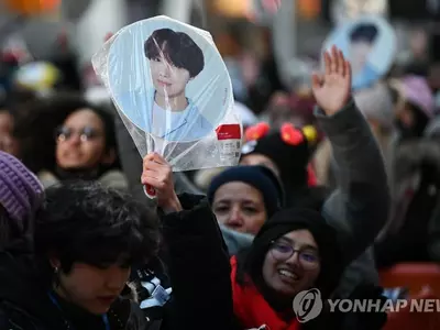 "BTS 아미, 단순 팬덤 넘어 사회ㆍ경제세력"…외신 집중조명