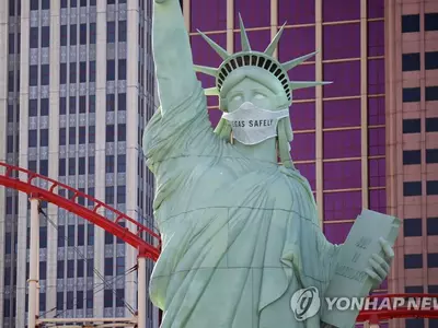 코로나19 마스크 쓴 미국 '자유의 여신상' 복제품