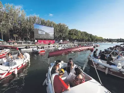 코로나 시대…파리에선 보트타고 영화 감상