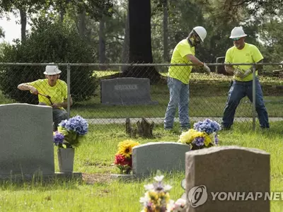 무덤도 인종차별…수십년만에 백·흑인 차단망 철거