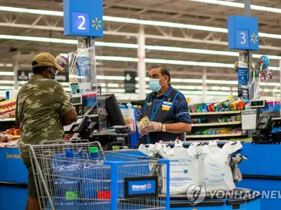 '코로나19 마스크' 쓴 미국 월마트 종업원과 쇼핑객