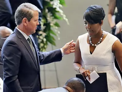 켐프 vs 바텀스 소송 담당 두 판사 재판 기피