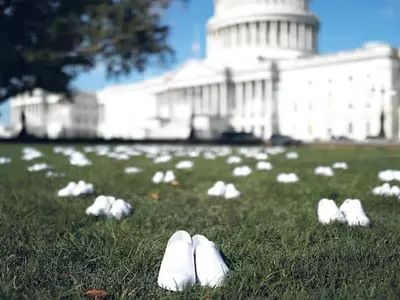 코로나로 숨진 의료진 추모… 연방 의사당 신발 시위