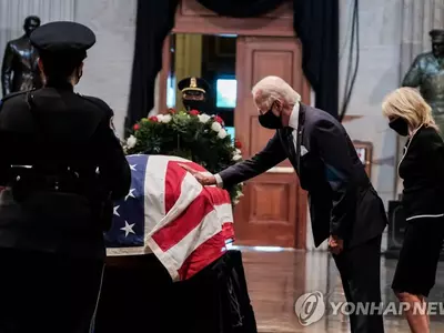 흑인운동 대부 의회 마지막 여정…트럼프-바이든 엇갈린 행보