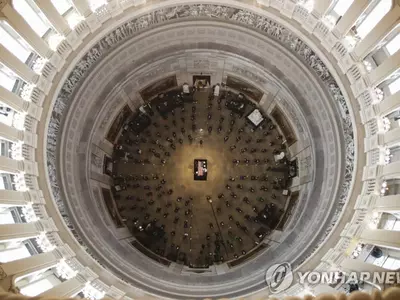 의회 중앙홀에 안치된 '흑인 민권운동 대부' 루이스 의원