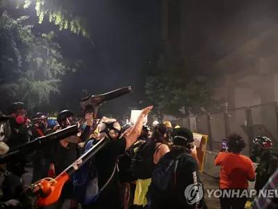 최루탄에 낙엽청소기로 맞서는 미국 포틀랜드 시위대