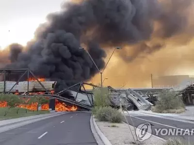 애리조나서 화물열차 탈선 화재…교량 일부 '폭삭'