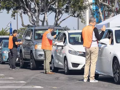 시민권 선서식도 ‘드라이브 스루’