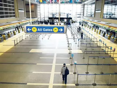 마치 유령도시처럼…아직도 텅빈 LAX