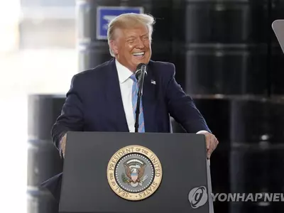 트럼프 "우편투표로 사기선거될 것…대선 연기할까" 폭탄발언