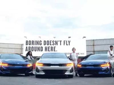 새로운 K5, 숨막히는 “트리플 스렛 스턴트”서 하늘을 날다