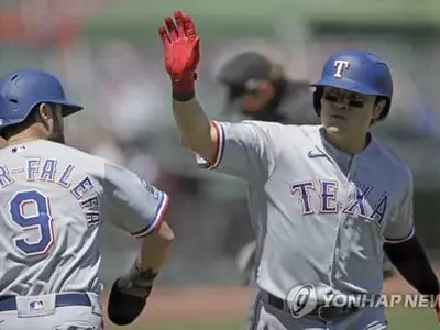 추신수, 바다로 빠지는 장외 투런포 폭발…시즌 2호