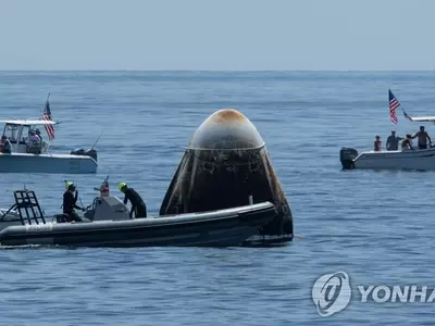 '해상 착수' 스페이스X 캡슐로 접근하는 지원팀